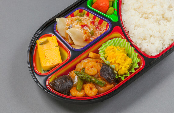お弁当のダップは、毎朝お弁当を盛り込み、昼と夕方の2回お弁当をお届けしています。
